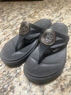 CROCS Women's Charcoal Gray Thong Sandals with Decorative Medallion